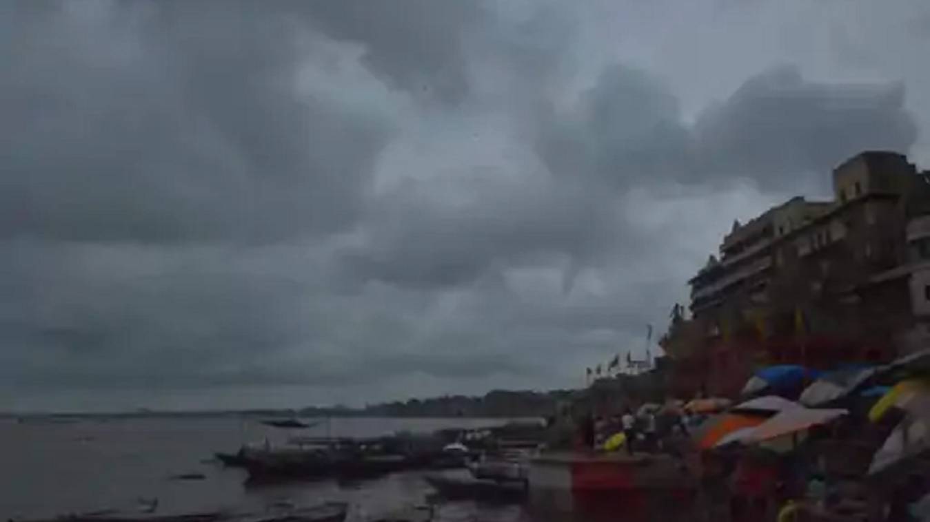 वाराणसी में तेज हवा के साथ हो रही है जोरदार बारिश:  IMD ने जारी की है औसत से अधिक बारिश की चेतावनी