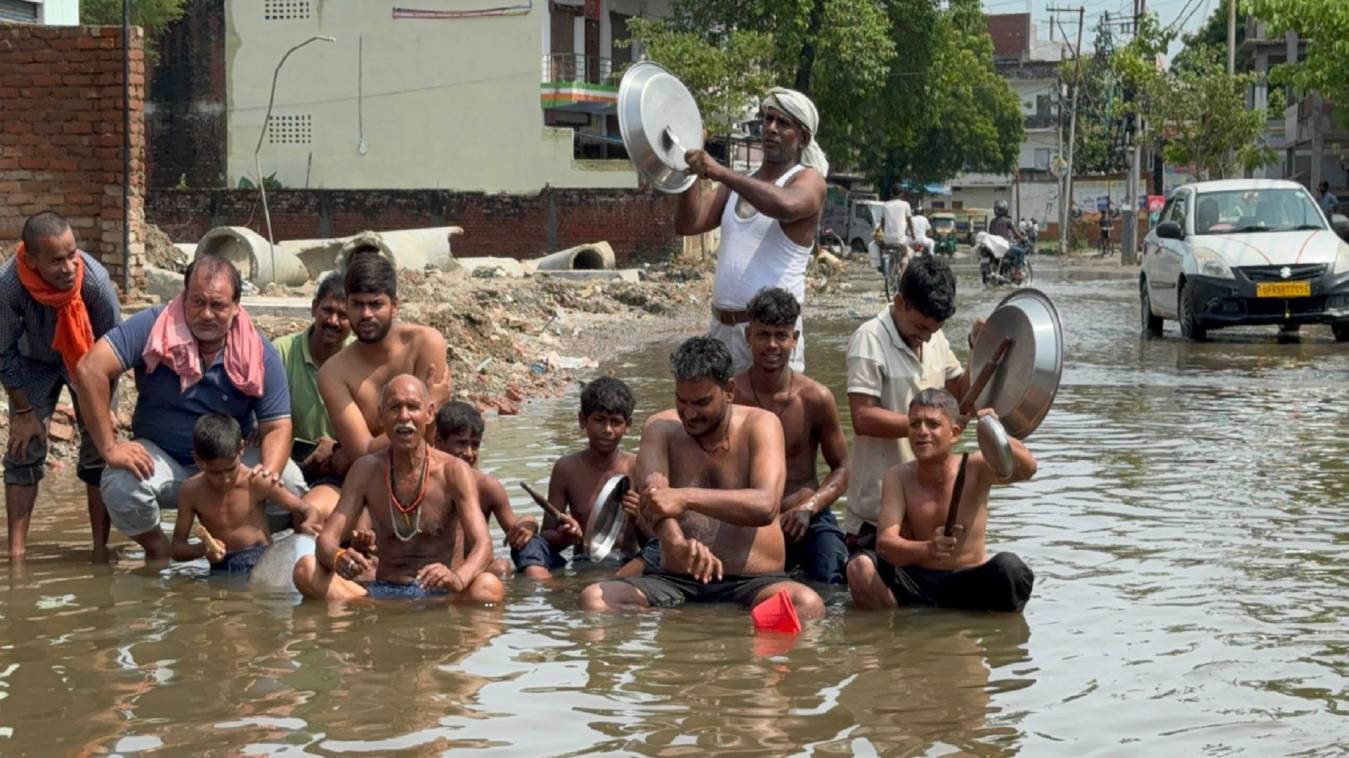 सड़क जलमग्न, अधिकारी मूकदर्शक और जनता बेबस
