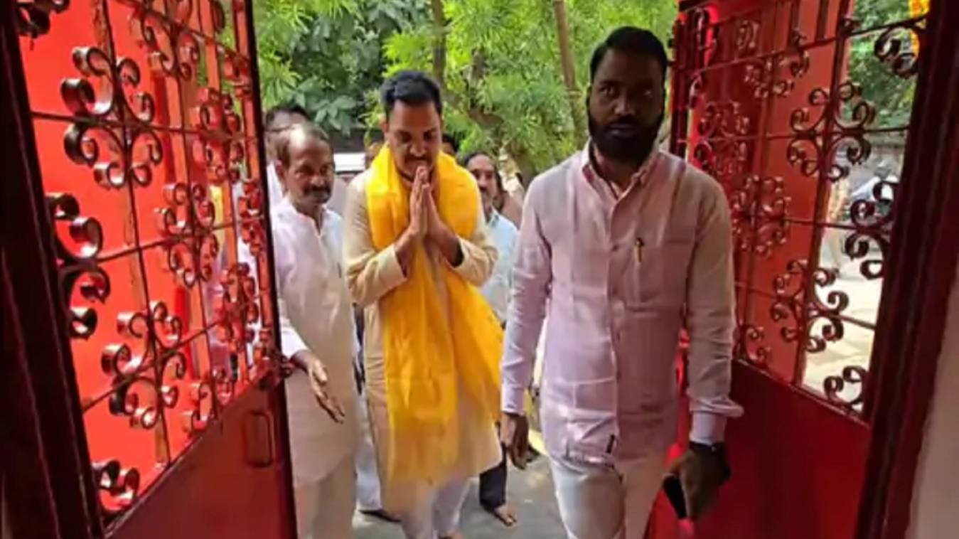 मंत्री असीम अरुण का वाराणसी दौरा, महर्षि वाल्मीकि जयंती पर बोले- सपा की राजनीति हमेशा दंगों की रही