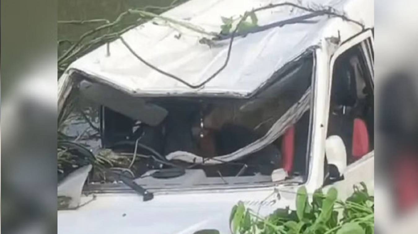चंदौली में गोवंश तस्करी कर रही पिकअप नहर में पलटी, एक तस्कर की मौत, साथी फरार