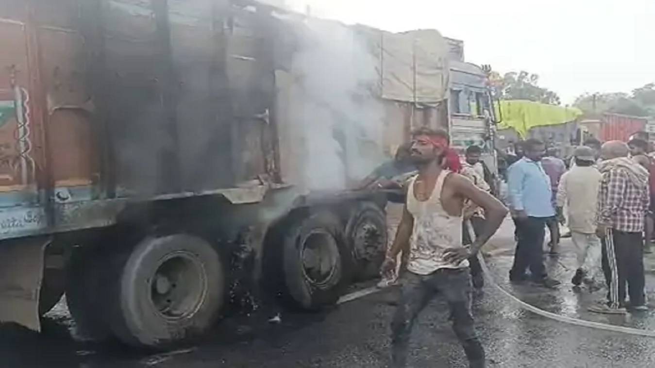 वाराणसी में ट्रक के पहिए में लगी आग, बड़ा हादसा टला,  ड्रम ब्रेक से उठी चिंगारी ने पकड़ी आग