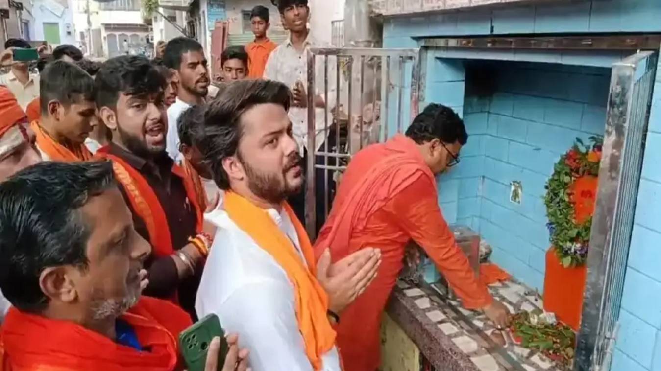 मंदिर में हनुमान चालीसा पाठ करने जा रहे राष्ट्रीय हिंदू परिषद कार्यकर्ताओं को प्रशासन ने रोका