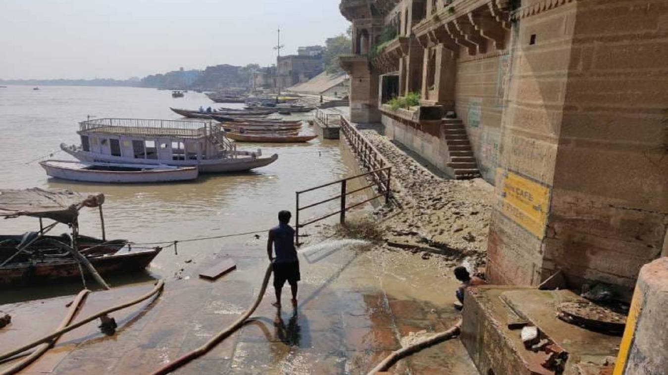 इस बार घाटों पर कैसे मनाया जायेगा डाला छठ, गंगा घाटों पर जमीं है मिट्टी, कीचड़ का है अंबार