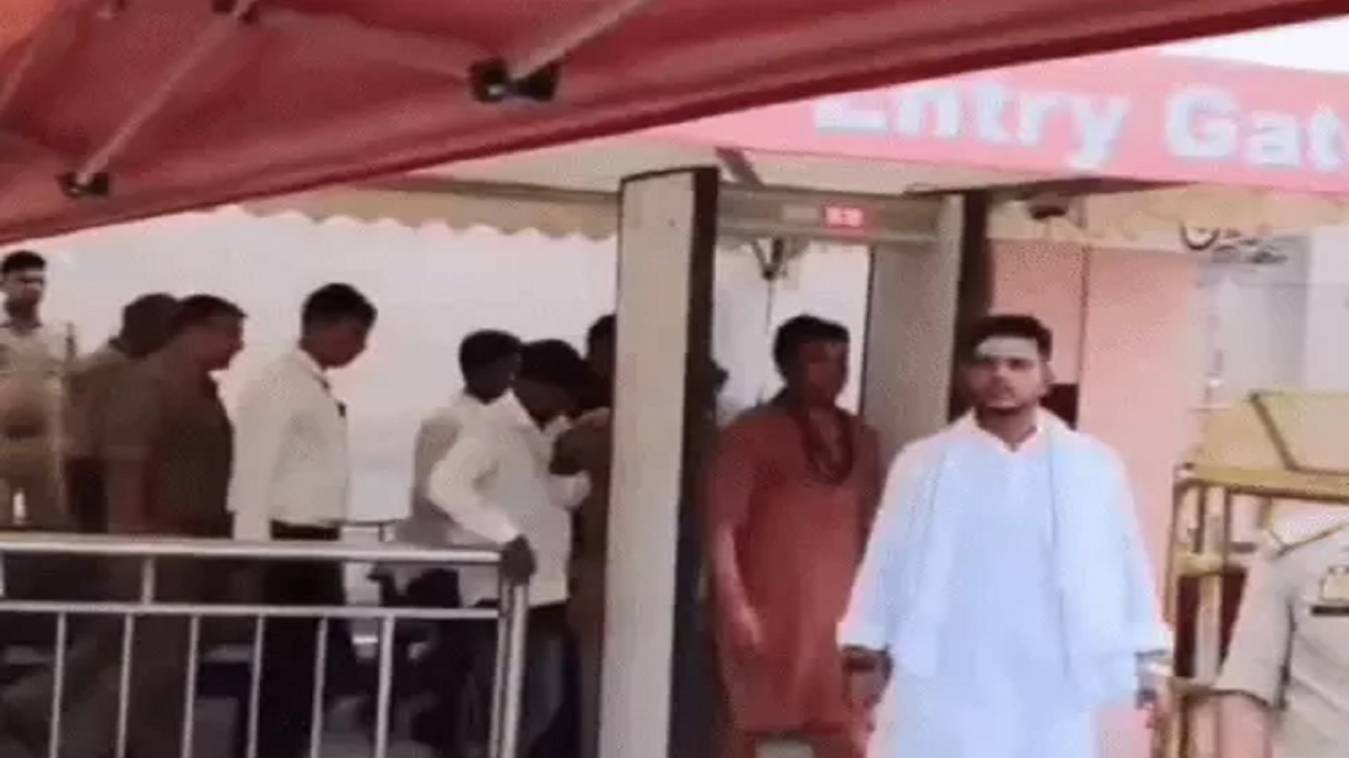 “जो हूं, बाबा की वजह से हूं” ,काशी पहुंचे रवि किशन, बाबा विश्वनाथ का किया दर्शन 