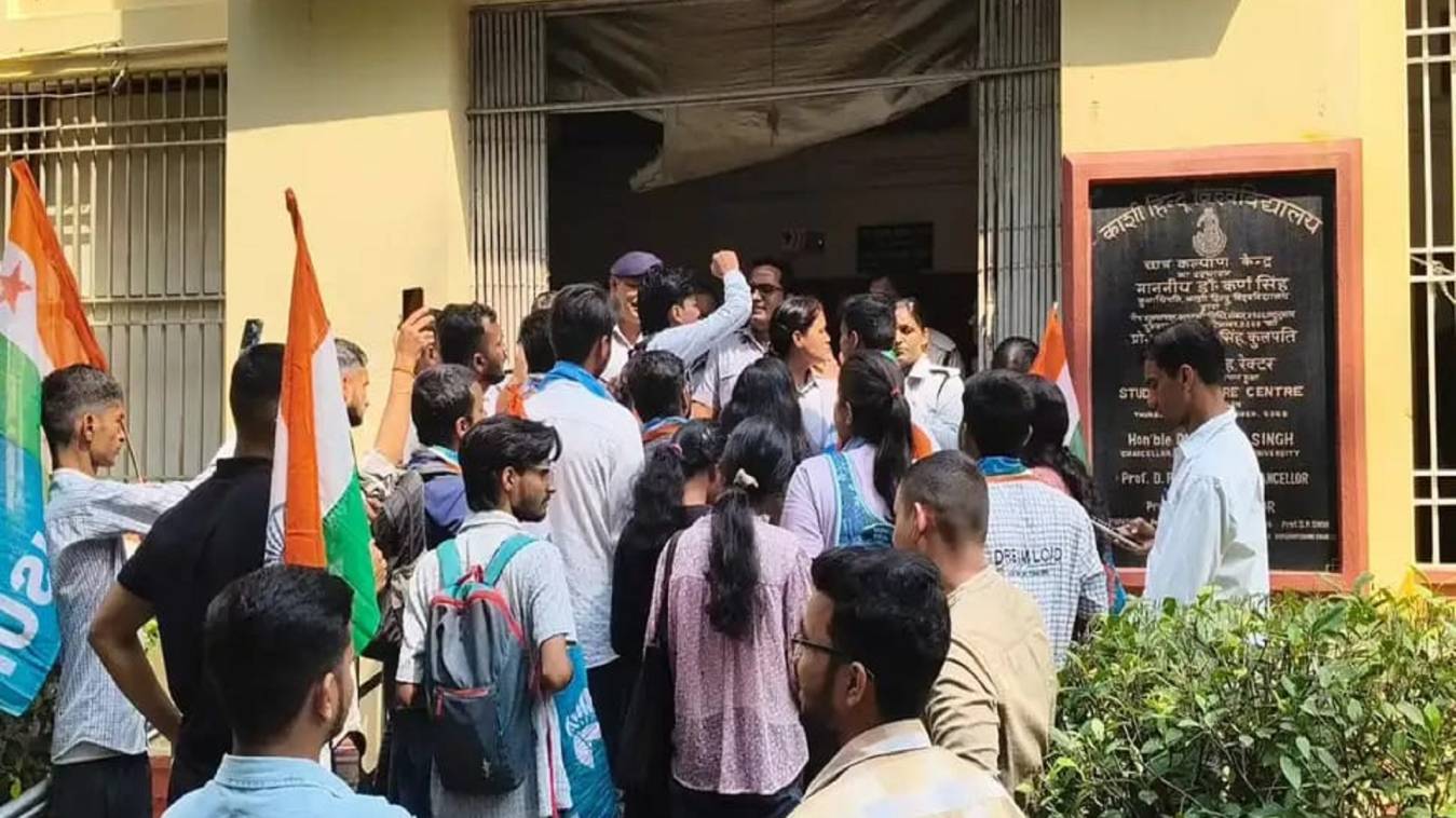 एनएसयूआई ने बीएचयू प्रशासन को घेरा