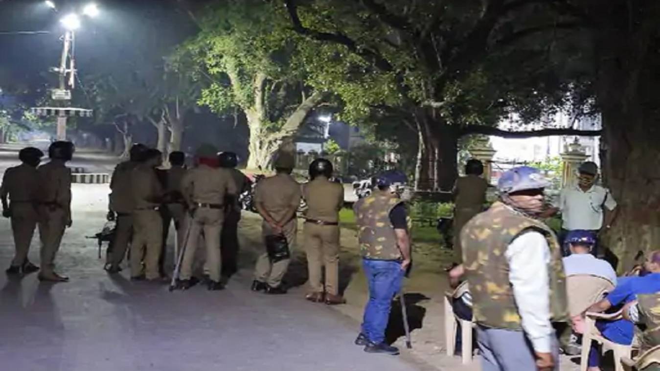 बीएचयू में देर रात बवाल: बिरला चौराहे पर छात्रों और सुरक्षाकर्मियों में भिड़ंत, चले ईंट-पत्थर चले, बुलानी पड़ी पुलिस 