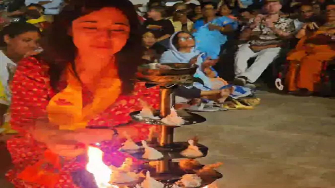 "काशी मेरा दूसरा घर है", मिर्जापुर वेब सीरीज की अभिनेत्री श्वेता त्रिपाठी पहुंचीं वाराणसी, अस्सी घाट पर की गंगा आरती 