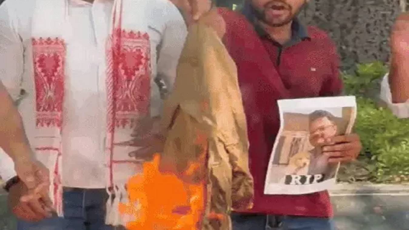 वाराणसी में एनएसयूआई का प्रदर्शन, गांधी प्रतिमा के सामने RSS का हाफ पैंट जलाया