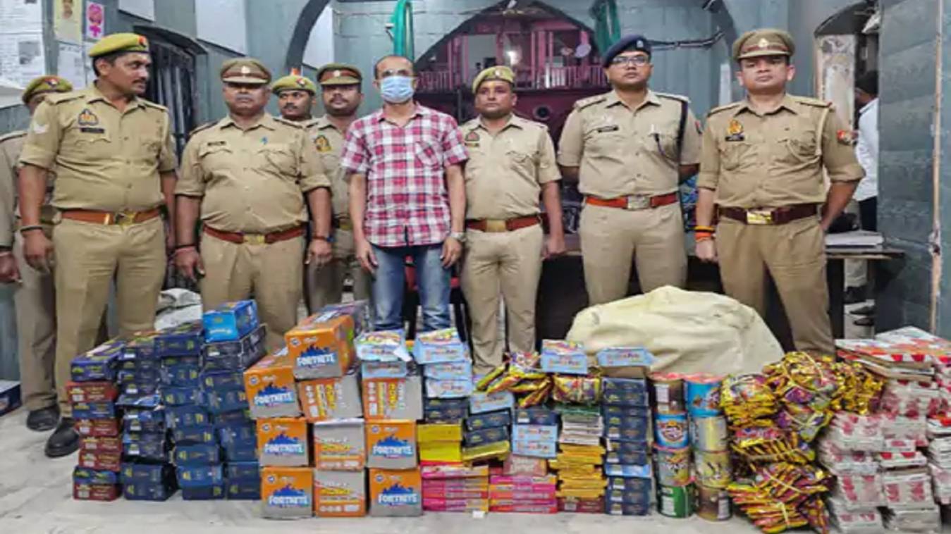 वाराणसी में 170 किलो अवैध पटाखे बरामद, पुलिस ने दुकानदार को दबोचा