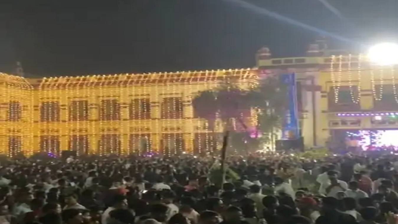 काशी हिंदू विश्वविद्यालय में दीपों की झिलमिलाहट, गायन, वादन, नृत्य की हुई प्रस्तुति...जमकर हुई आतिशबाजी