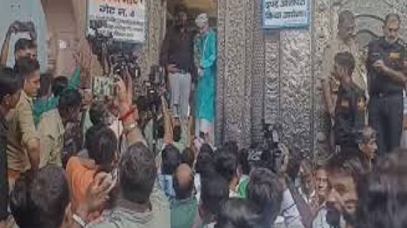 वृंदावन में 54 साल बाद खुल रहा बांकेबिहारी का मंदिर का खजाना, गोस्वामियों में आक्रोश