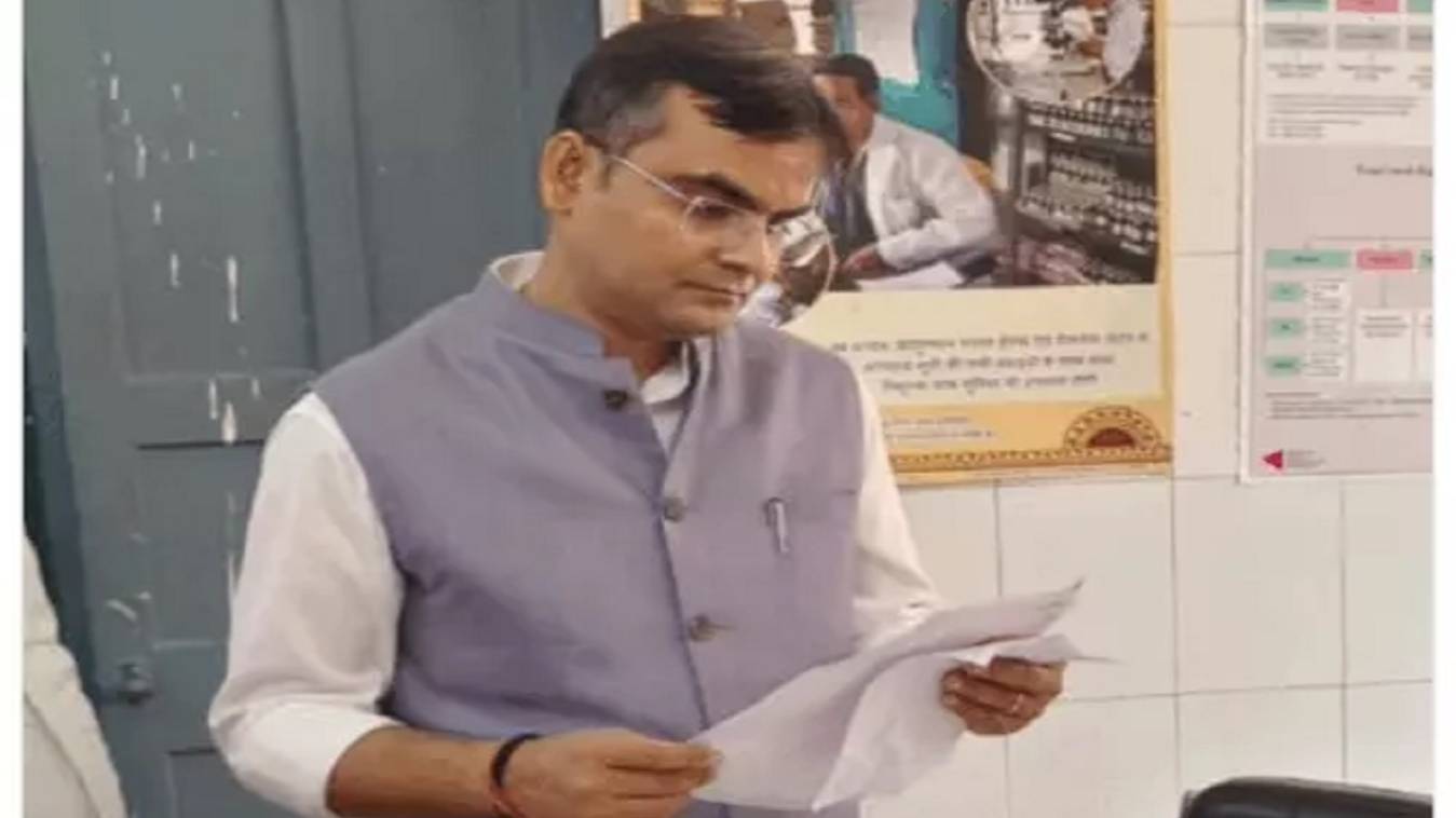  वाराणसी: पीएचसी पिंडरा में डॉक्टर और फार्मासिस्ट सस्पेंड, अस्पताल से बाहर की लिखी जा रही थी दवा, डीएम ने जताई नाराजगी