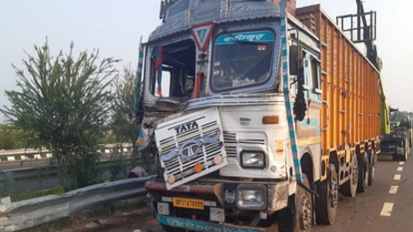 मातम में बदलीं त्योहार की खुशियां...पूर्वाचल एक्सप्रेसवे पर दर्दनाक हादसा; ट्रक चालक की मौत