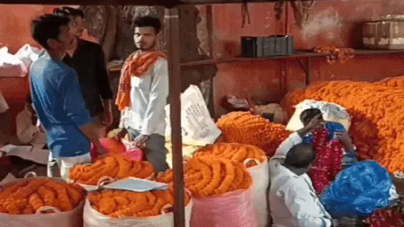 दीपावली पर वाराणसी की फूल मंडी में रौनक, 200 करोड़ रुपए का कारोबार होने का अनुमान