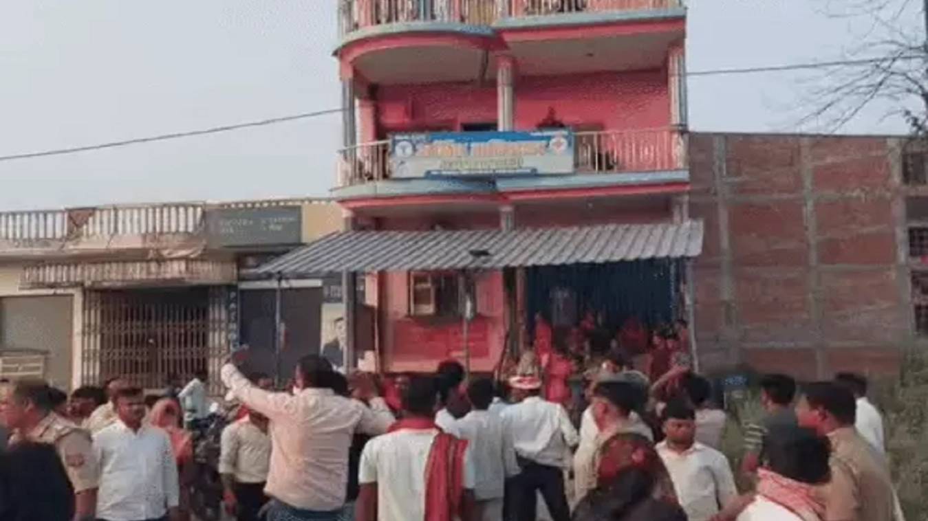 जलालपुर के निजी अस्पताल में महिला की मौत पर हंगामा, परिजनों ने डॉक्टर पर लगाया लापरवाही का आरोप