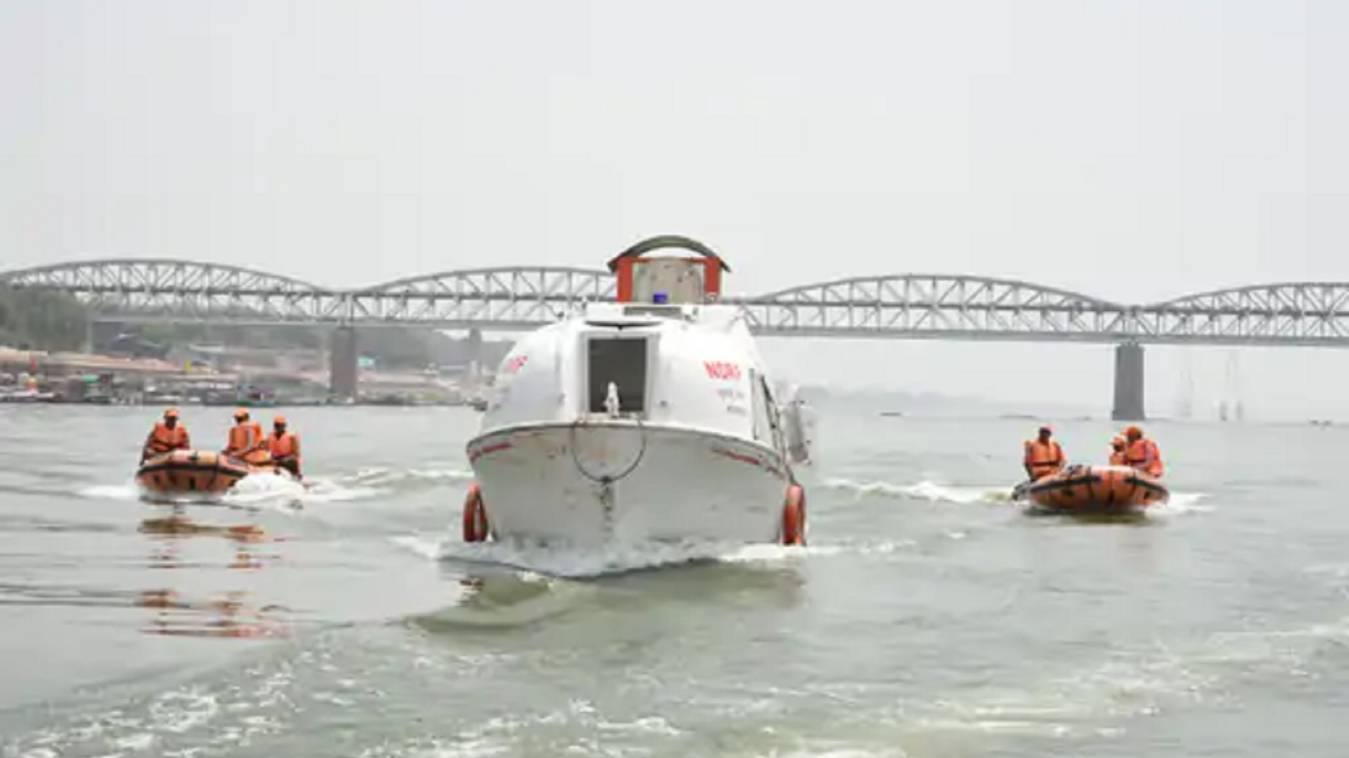 वाराणसी में छठ महापर्व की तैयारियाँ तेज़, एनडीआरएफ की टीमें गंगा घाटों पर तैनात