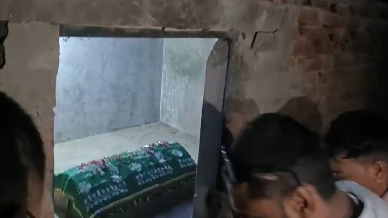 मिर्जापुर: अंधविश्वास में परिवार ने घर में बनाया मजार, इत्र की खुशबू आने पर गांववालों ने घुसकर तोड़ी