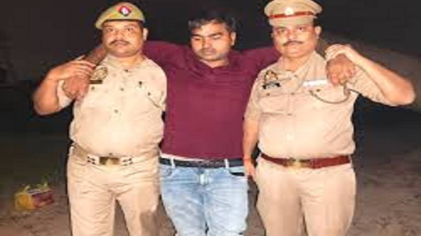 25 हजार का इनामी एनकाउंटर में गिरफ्तार, बुजुर्ग की हत्या कर भाग रहा था मुंबई