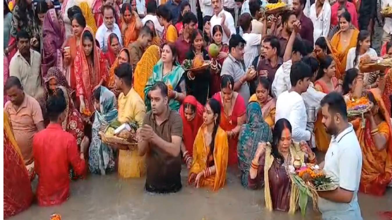 वाराणसी में संपन्न हुआ महापर्व छठ : घाटों पर उमड़ा जनसैलाब, उदीयमान सूर्य को अर्घ्य देकर व्रतियों ने किया व्रत पारण