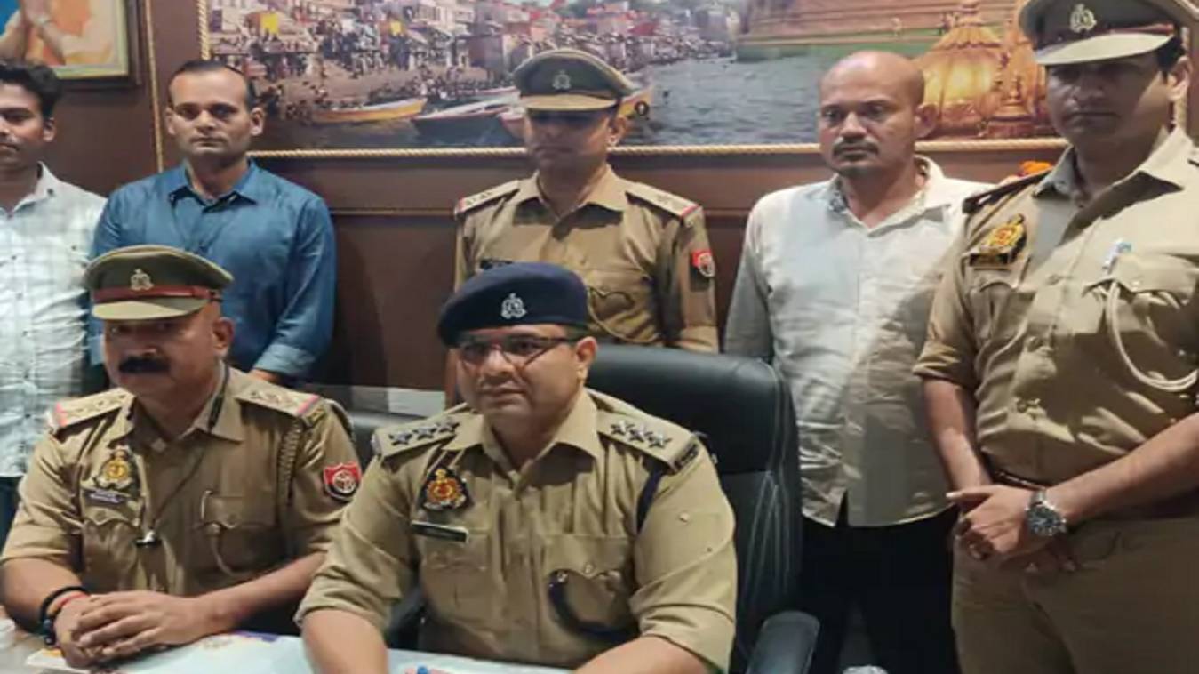 वाराणसी में एटीएम बदलकर टप्पेबाजी करने वाला गिरफ्तार, 34 बैंकों के कार्ड बरामद