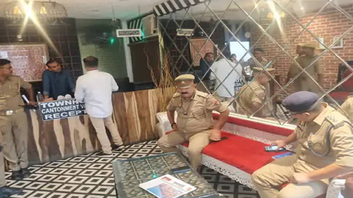 होटल टाउन हाउस में सेक्स रैकेट का भंडाफोड़, पुलिस छापे में 2 रशियन युवतियां खिड़की से भागीं
