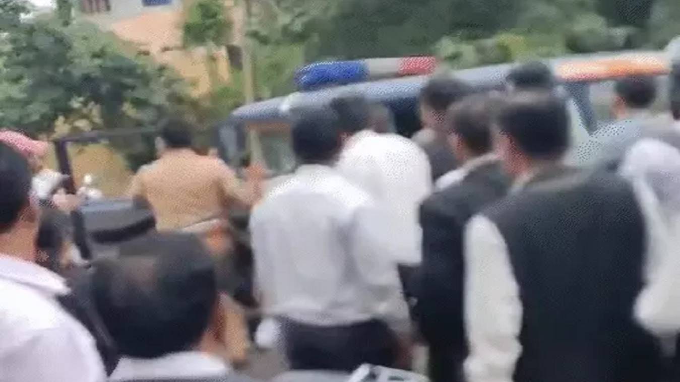 कानपुर: लॉ स्टूडेंट पर जानलेवा हमला करने वाला आरोपी कचहरी से गिरफ्तार, वकीलों ने पुलिस को दौड़ाया