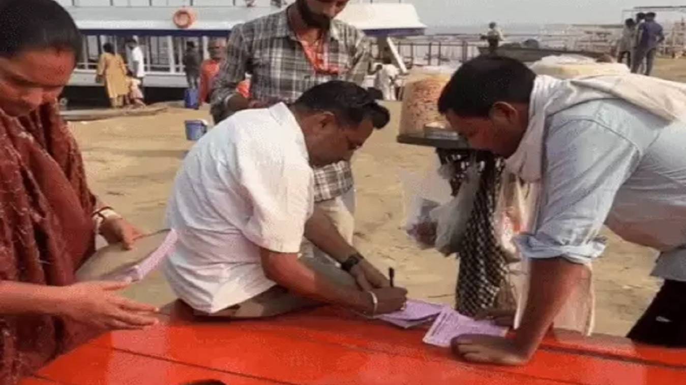 अस्सी घाट पर चला स्वच्छता अभियान: गंदगी फैलाने वालों पर त्वरित कार्रवाई, मौके पर वसूला जुर्माना