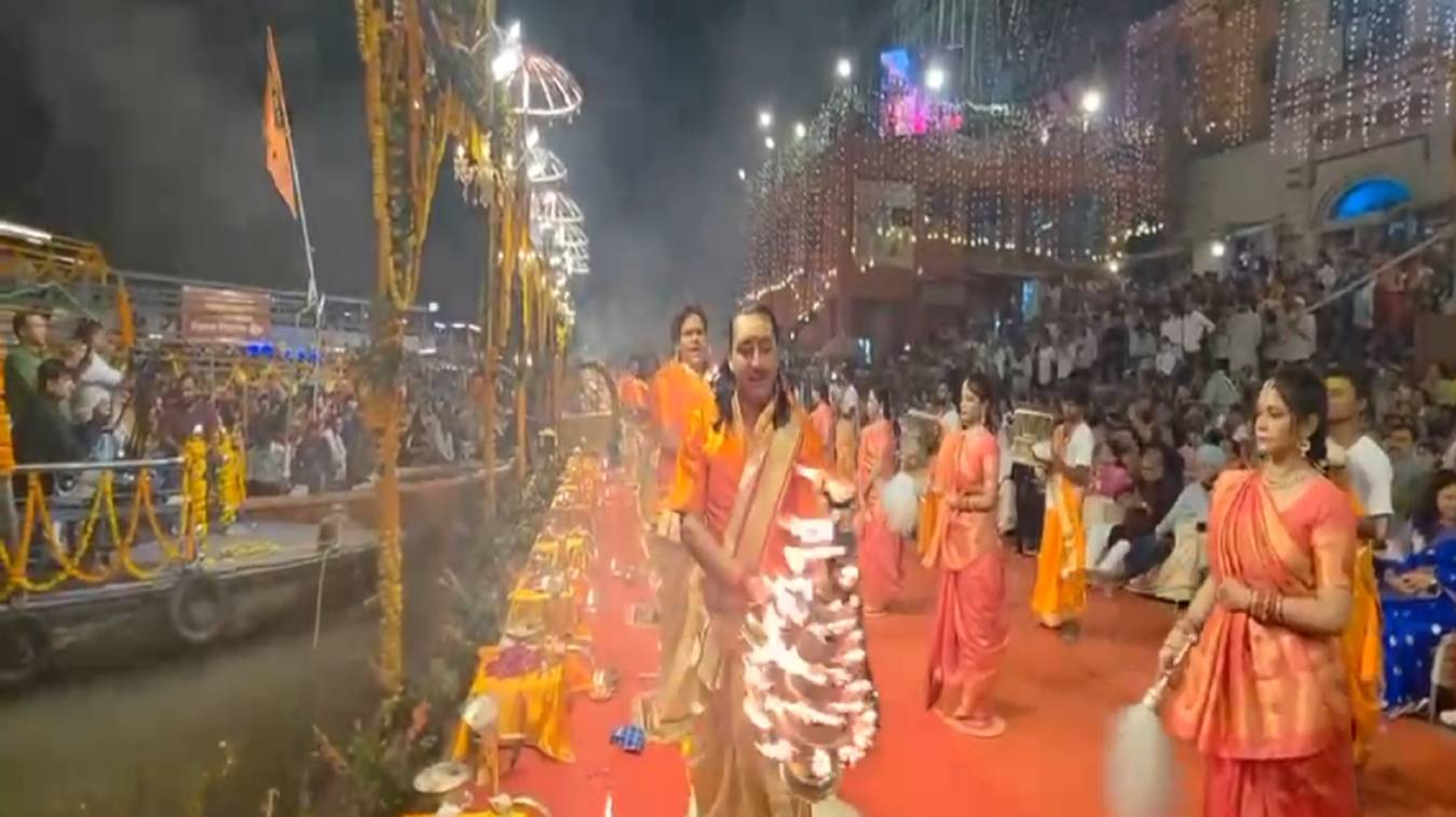 मौसम के चलते बदल गई काशी की शाम, गंगा आरती और मंदिरों की पूजा अब नए समय पर