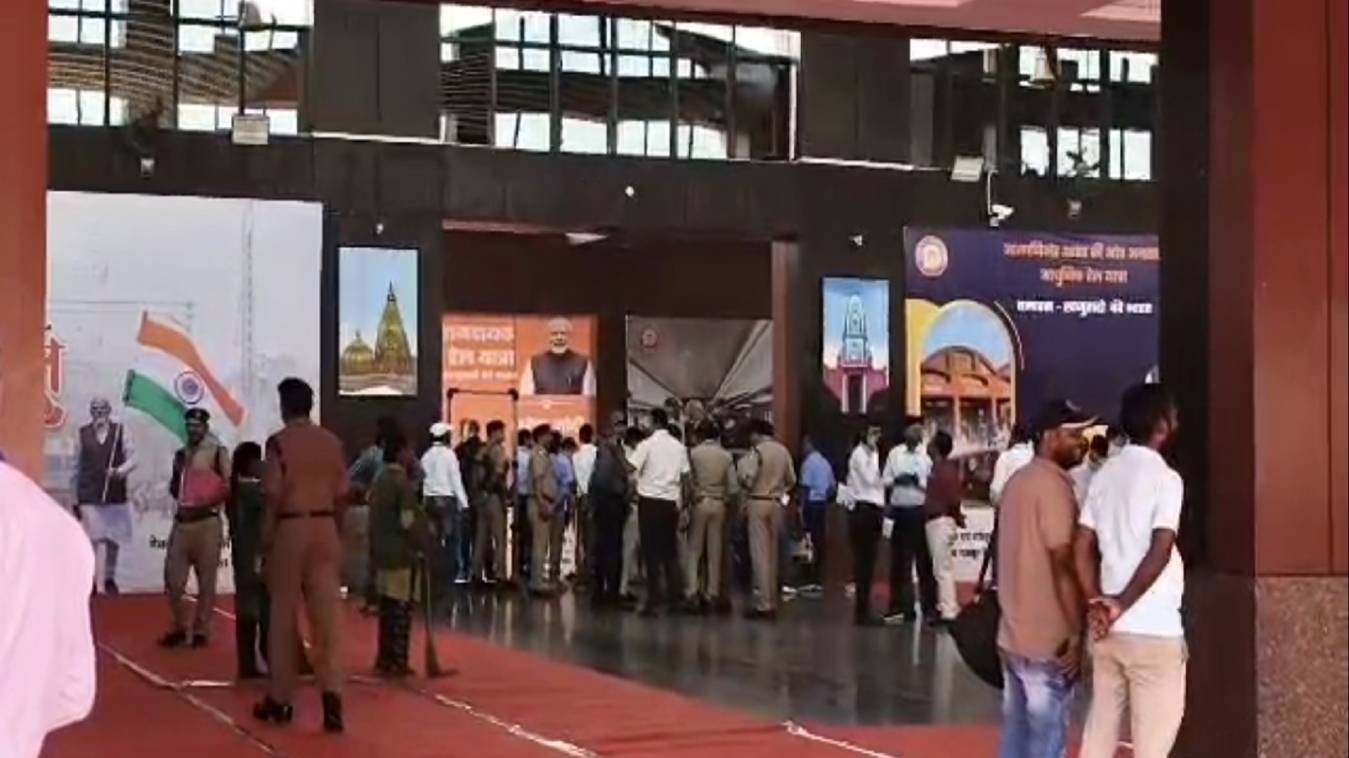 पीएम मोदी काशी पहुंचे, सीएम योगी ने किया स्वागत; भाजपा कार्यकर्ताओं के साथ करेंगे बैठक 