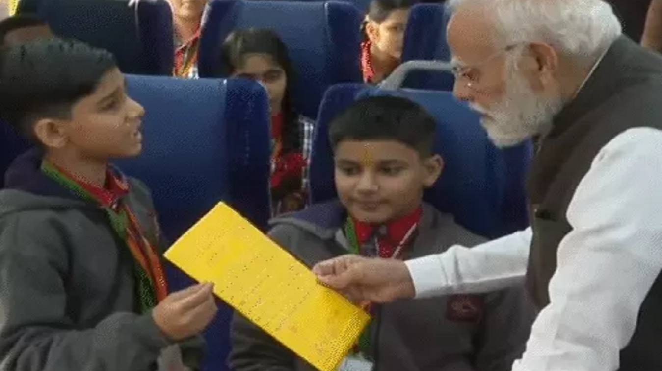वंदे भारत के उद्घाटन पर चमकी काशी की प्रतिभा, पीएम मोदी बोले- बच्चों पर गर्व है