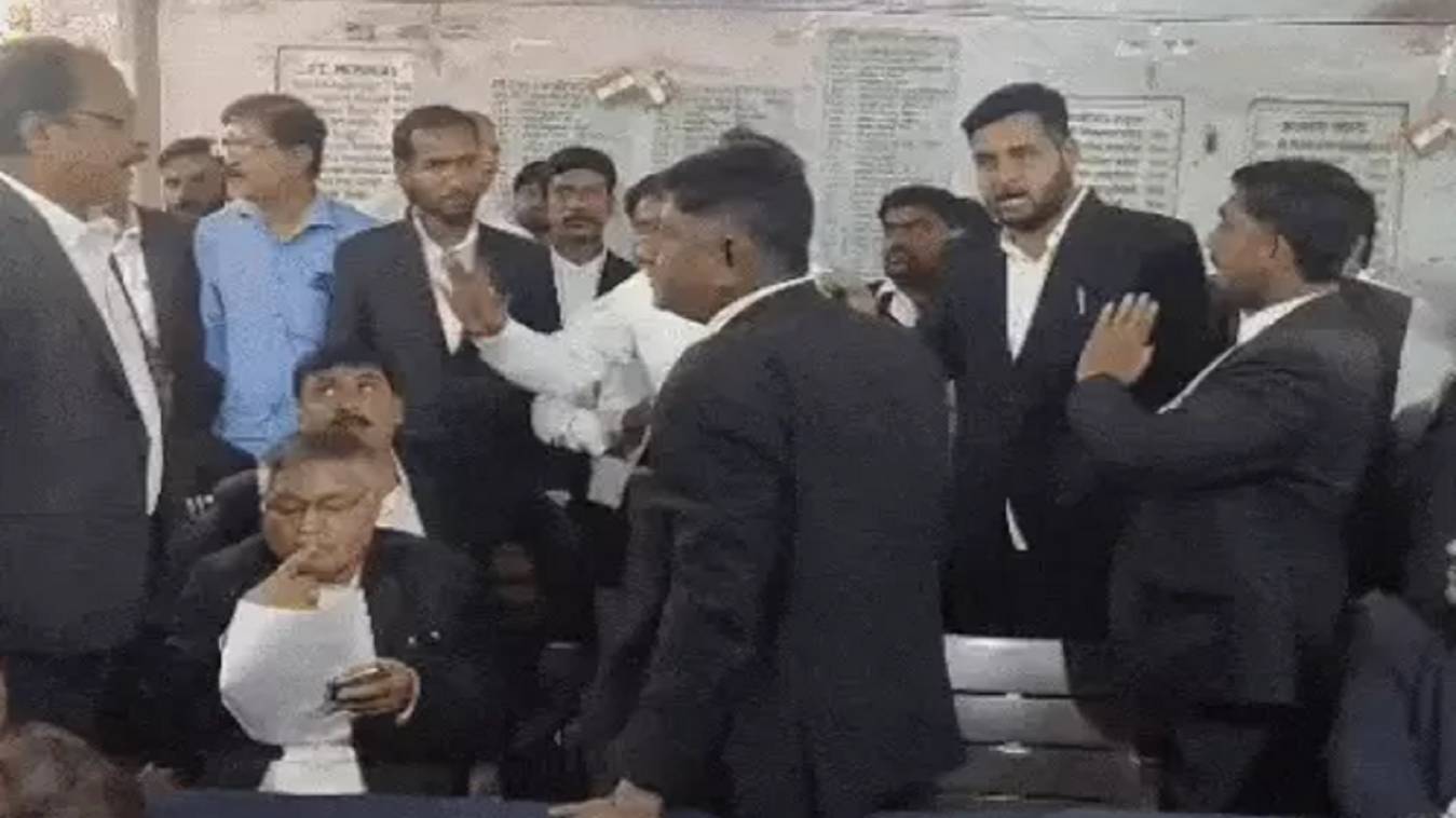 IIT-BHU छात्रा केस में फास्ट ट्रैक कोर्ट में ADGC पर हमला, डिफेंस वकील समेत 11 आरोपी, बार ने उठाया कड़ा कदम