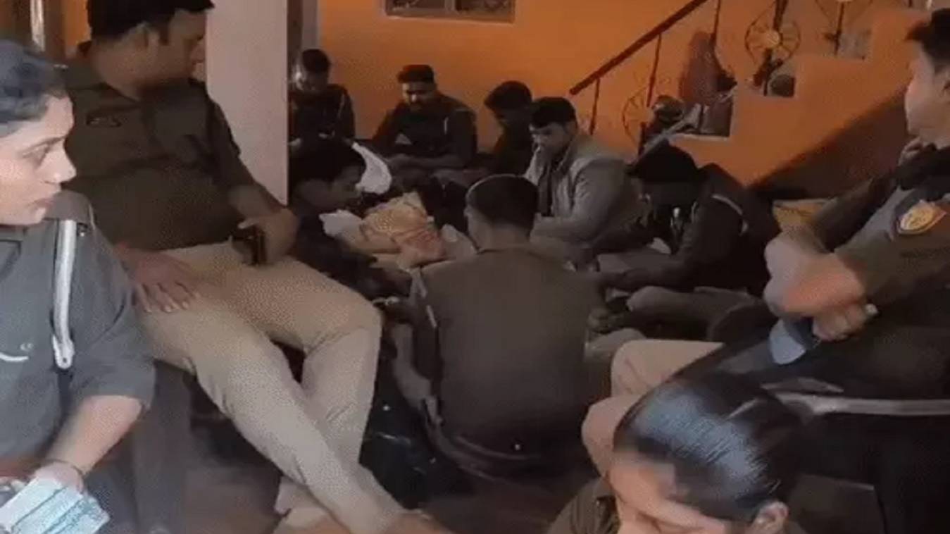 प्रतापगढ़ में तस्करी का बड़ा नेटवर्क उजागर, घर से बरामद हुए करोड़ों के नोट और नशीले पदार्थ