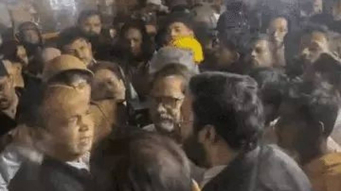 वाराणसी दालमंडी में फिर चली बुलडोज़र कार्रवाई, व्यापारियों का विरोध, एक युवक हिरासत में