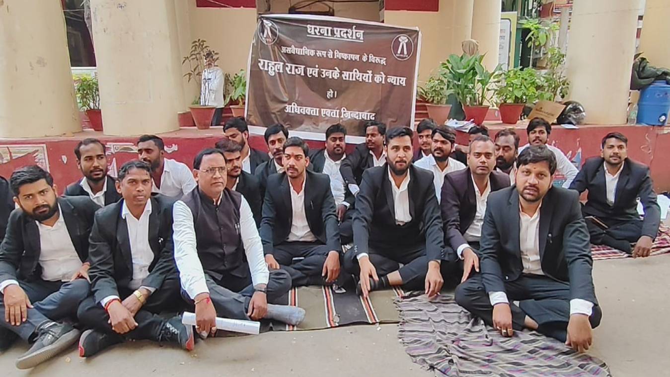 सेंट्रल बार एसोसिएशन से निष्कासन के विरोध में अधिवक्ताओं का धरना जारी, डॉ. राहुल राज ने निष्पक्ष जांच की मांग की