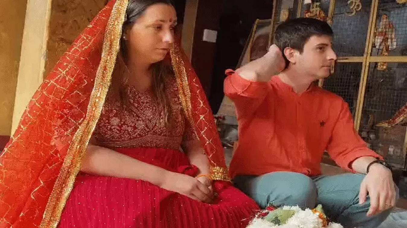 काशी में इटली के जोड़े ने सात फेरे लेकर रचाई अनोखी शादी, मंत्र हुए अंग्रेज़ी में अनुवादित