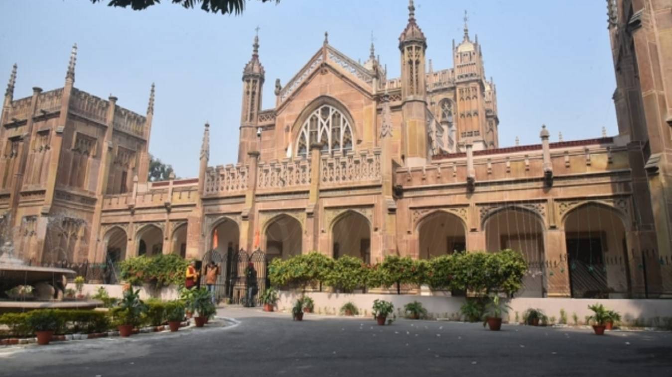 संपूर्णानंद विश्वविद्यालय में बढ़ा विवाद: प्रोफेसर पर हमले के आरोपों से मचा हड़कंप, थाने और हाईकोर्ट में लगाई गुहार