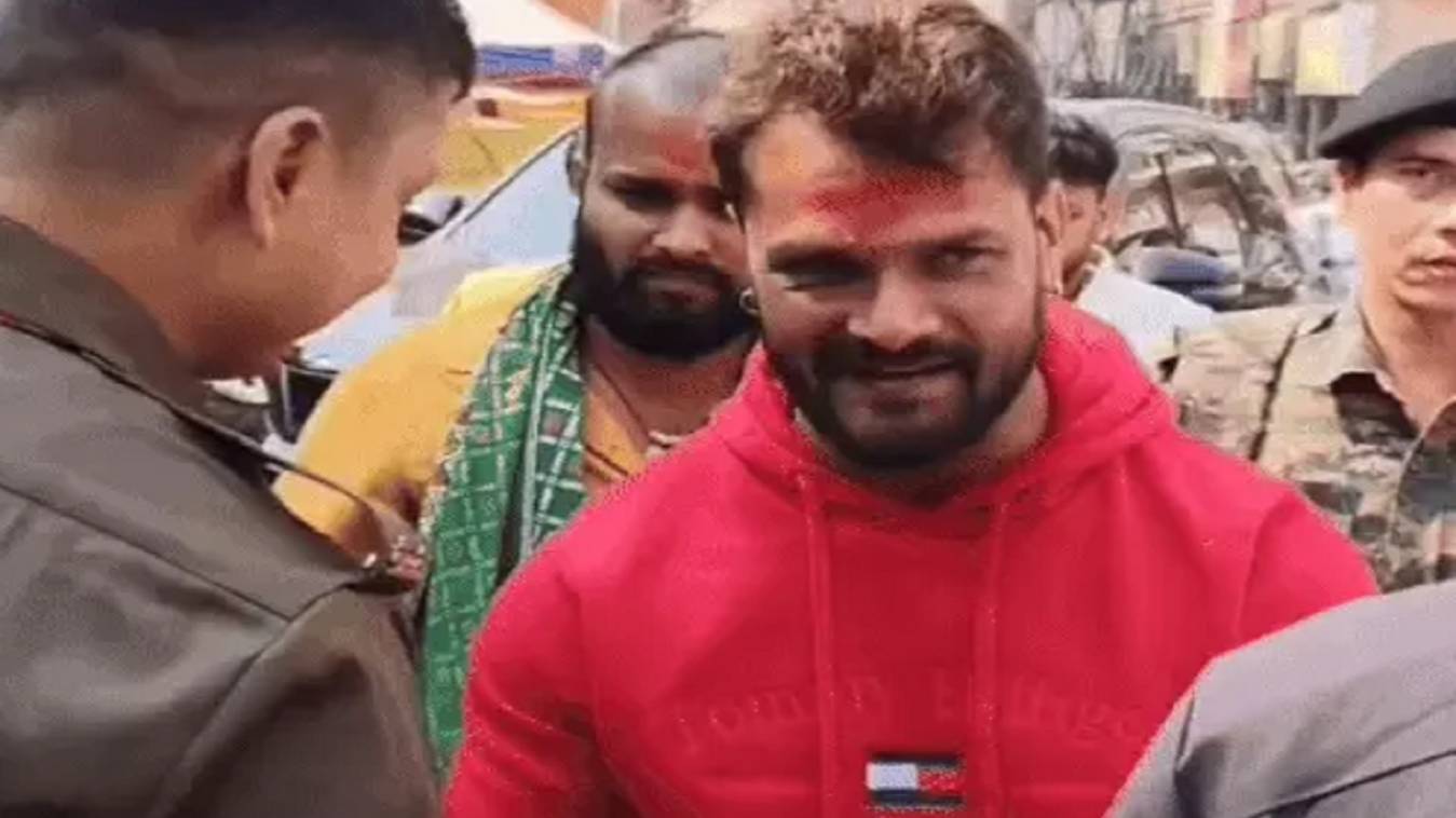 वाराणसी में खेसारी लाल यादव ने किया बाबा विश्वनाथ का दर्शन, बिहार चुनाव से पहले देखी सियासी हलचल