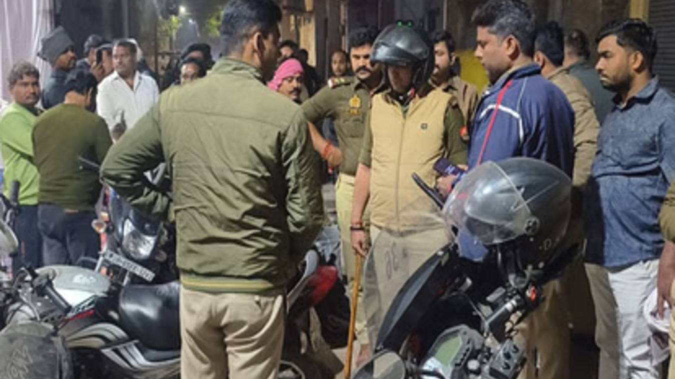 वाराणसी में तेरहवीं कार्यक्रम के दौरान हंगामा, पीआरवी जवानों से दबंगों ने की मारपीट