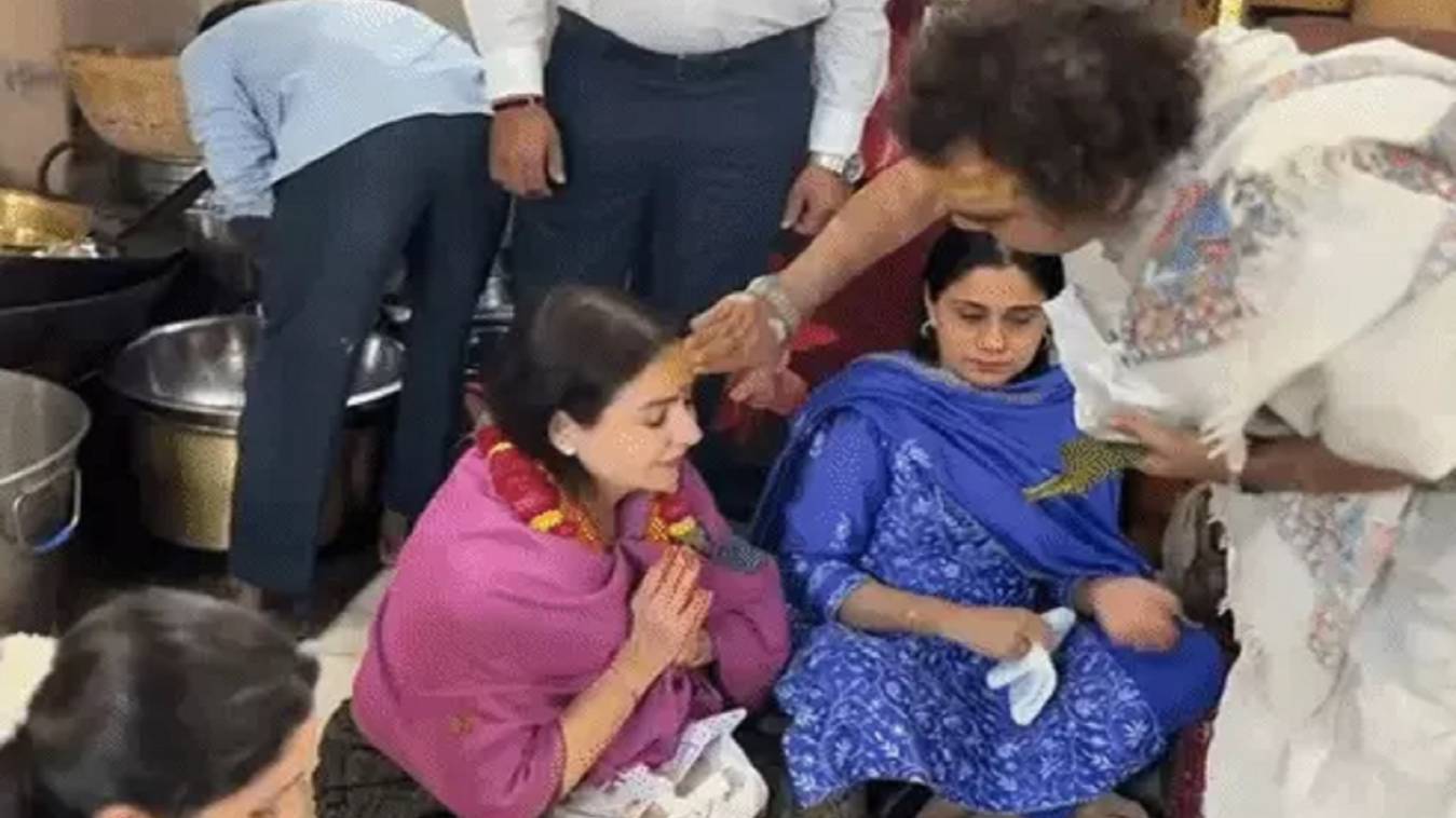 तेंदुलकर परिवार की महिलाएं पहुँचीं काशी, अन्नपूर्णा मंदिर में बैठकर ग्रहण किया प्रसाद