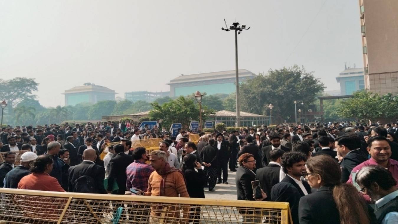 बम धमकी से सहमी दिल्ली: अदालतें खाली, CRPF स्कूलों में हाहाकार