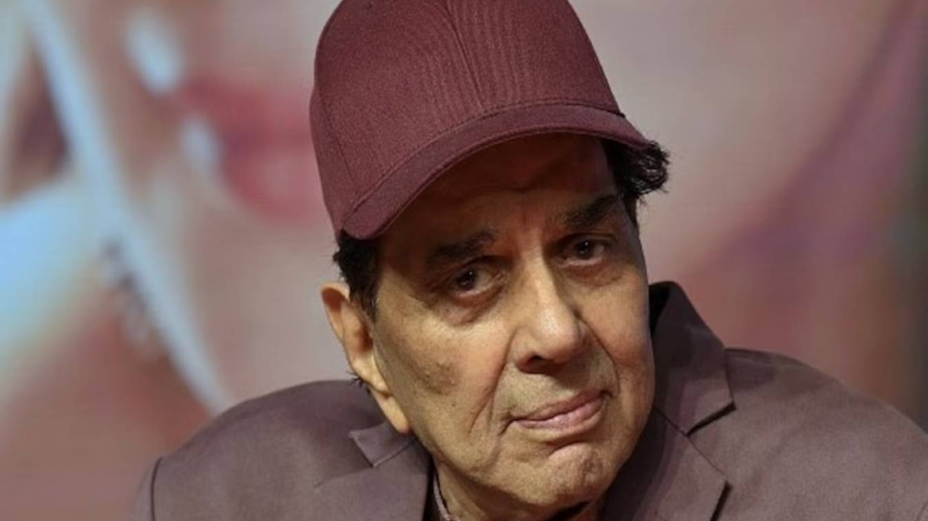 दिग्गज अभिनेता धर्मेंद्र का निधन, बॉलीवुड शोक में डूबा, विले पार्ले में अंतिम संस्कार, सितारों का उमड़ा सैलाब