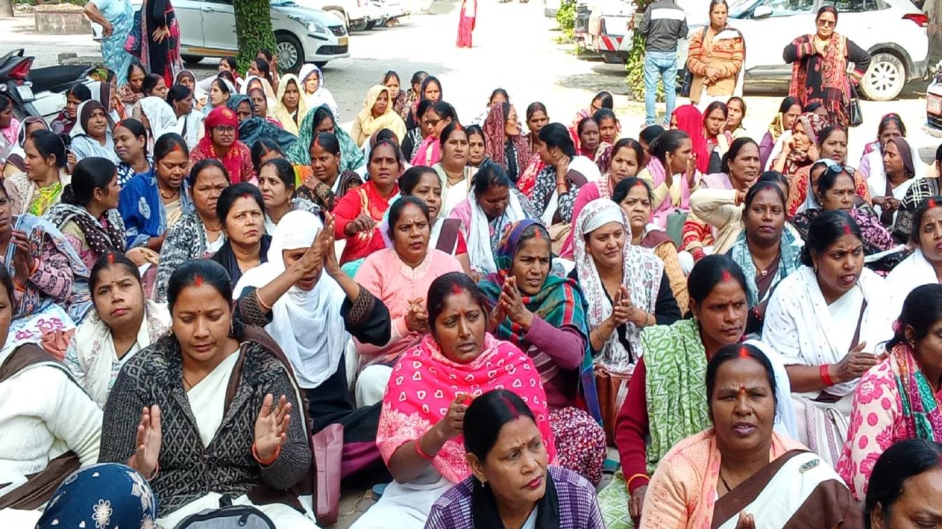 आशा कर्मियों का वाराणसी में जोरदार धरना,  30 हजार वेतन और सरकारी दर्जा की मांग