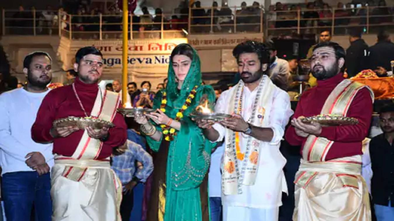 गंगा आरती में शामिल हुए धनुष और कृति सेनन, 28 नवंबर से बड़े पर्दे पर मचाने को तैयार ‘तेरे इश्क में’ का धमाका
