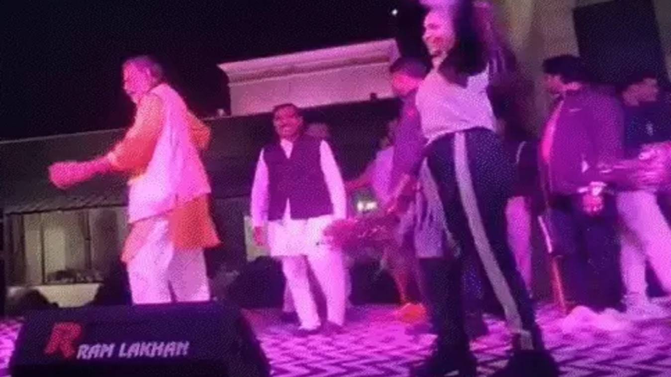 शादी में राज्यमंत्री के ठुमके हुए वायरल, “दे दे प्यार दे” गाने पर जमकर थिरके मनोहर लाल पंथ