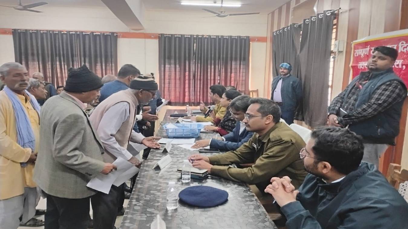 डीएम ने सुनीं जनता की समस्याएं, निस्तारण के निर्देश