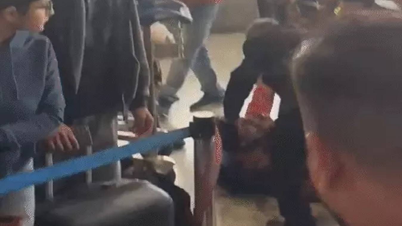 लखनऊ एयरपोर्ट पर बेकाबू हालात: उड़ानें रद्द, यात्री और मीडिया से बदसलूकी