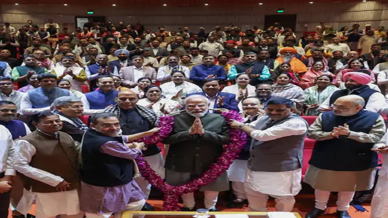 संसद की लाइब्रेरी में NDA की बैठक: पीएम मोदी बोले- फालतू पेपरवर्क खत्म होगा, नागरिकों को दरवाज़े पर मिलेगी सेवा