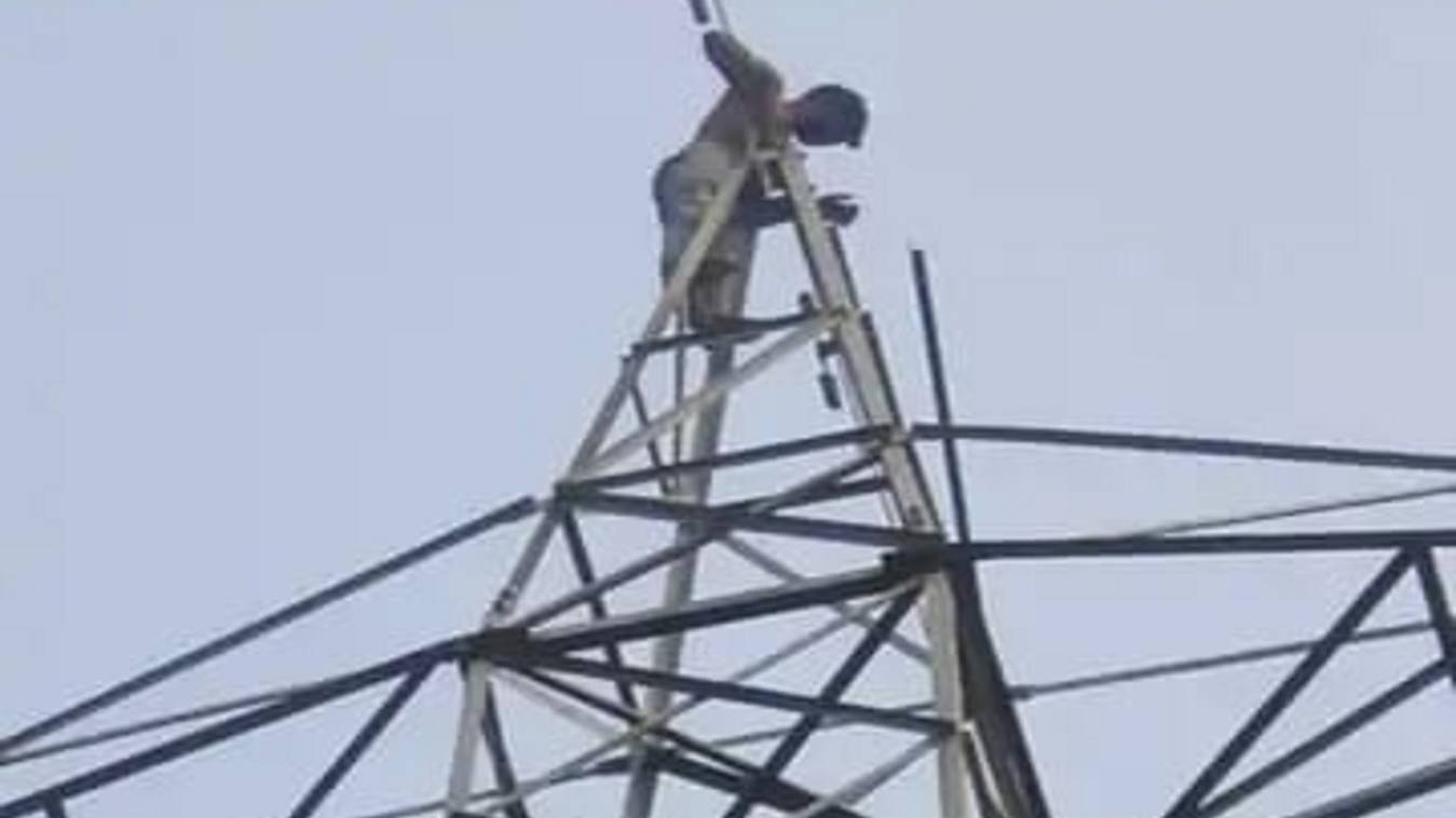 वाराणसी में हाई-वोल्टेज ड्रामा: प्रेमिका की बेवफाई से आहत युवक हाईटेंशन पोल पर चढ़ा