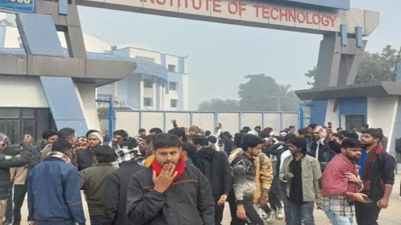 काशी इंस्टीट्यूट ऑफ टेक्नोलॉजी में छात्रों का धरना: We Want Justice के गूंजे नारे, गेट पर तनाव और पुलिस से झड़प