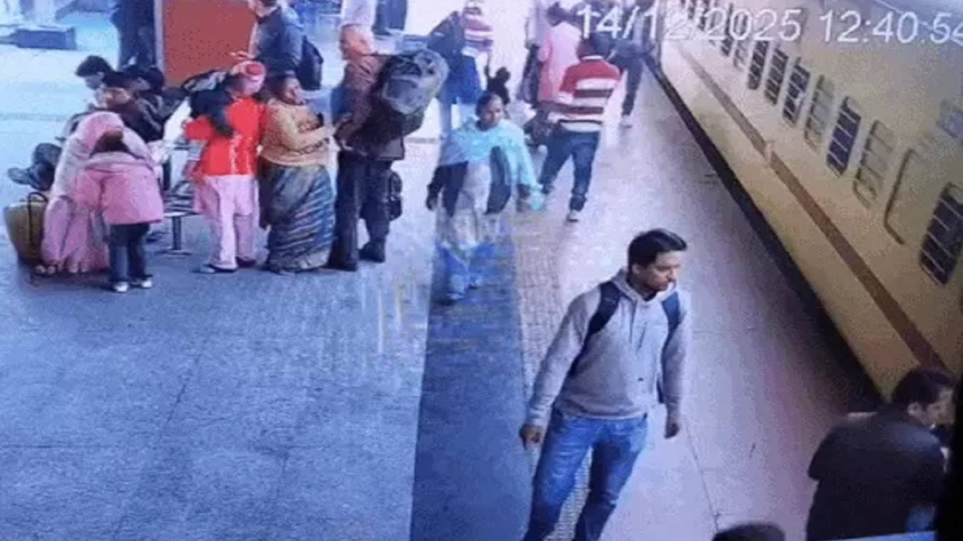 वाराणसी कैंट रेलवे स्टेशन पर बड़ा हादसा टला, RPF जवानों ने 3 सेकेंड में बचाई यात्री की जान